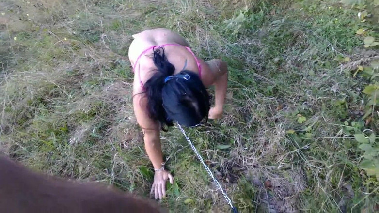 Toilet Mommy: 私はふしだらなペットの首輪のリーシュウォークを所有しています