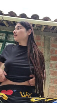 La teen latina mostra le tette