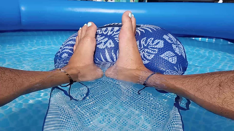 Midsouth Foot Fetish: Mostrando mis pies mojados en la piscina