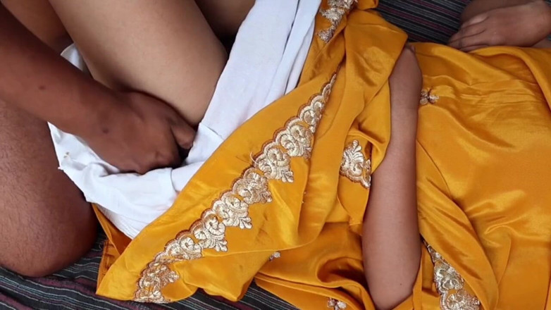 Saloni: Очень горячая жена изменяет не дома, горячая девушка