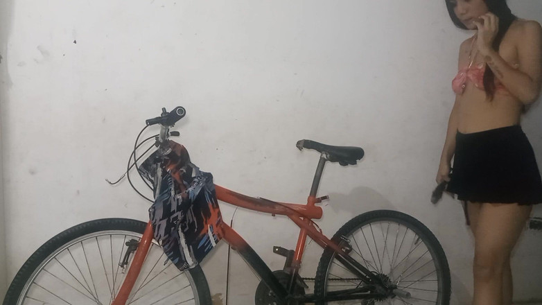 gledyxxx: 美しいラテン系義理の妹が義理の兄の巨根に入るために口を開ける - 顔射