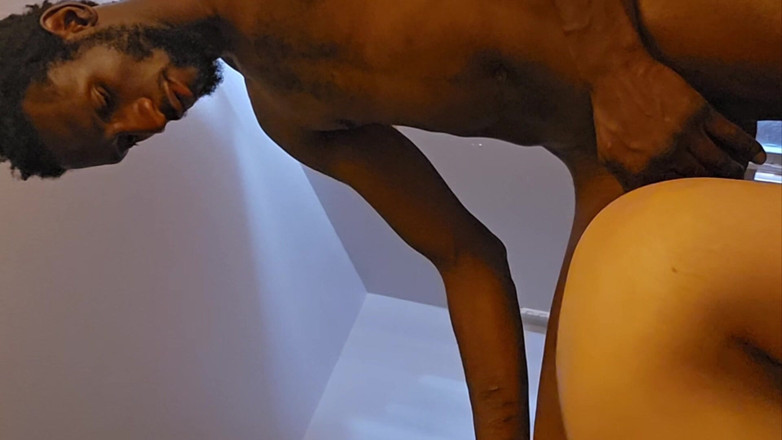 Ceejayy: Interrazziale effeminato transessuale scopata in flip con il partner sexy