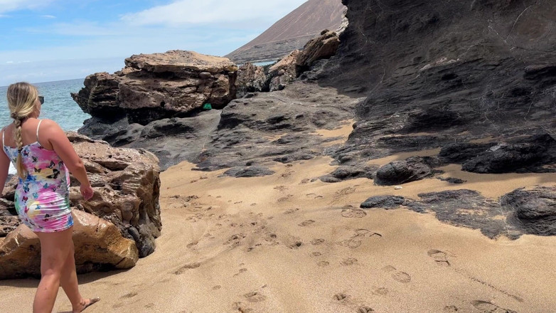 Emma Voyeur: Pipì Pubblico Disperato Sulla Spiaggia