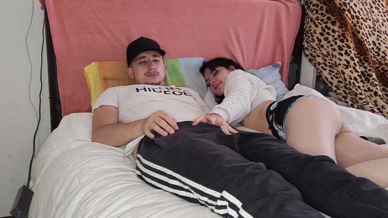 Jopy sex: Seine nichte kommt in sein bett, um seinen schwanz zu...
