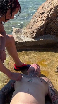 Shemale paní Naomiperv si hraje na veřejnosti se svým otrokem Paulem