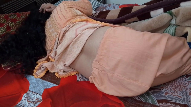 QueenbeautyQB: Sexy nevlastní sestra pomáhá stříkat