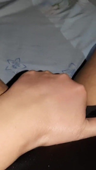 Un cornuto guarda e si masturba mentre sua moglie riceve un cunnilingus