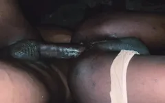 Meninos com tesão no albergue fodem e gozam