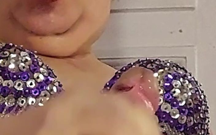 Dildo Man and Cross Hard Sex: Çişimi bir bardağa alıyorum ve boşalıyor ve hepsini yutıyorum