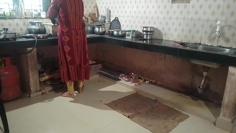 Skydreem1104: Чоловік і дружина займаються сексом на кухні