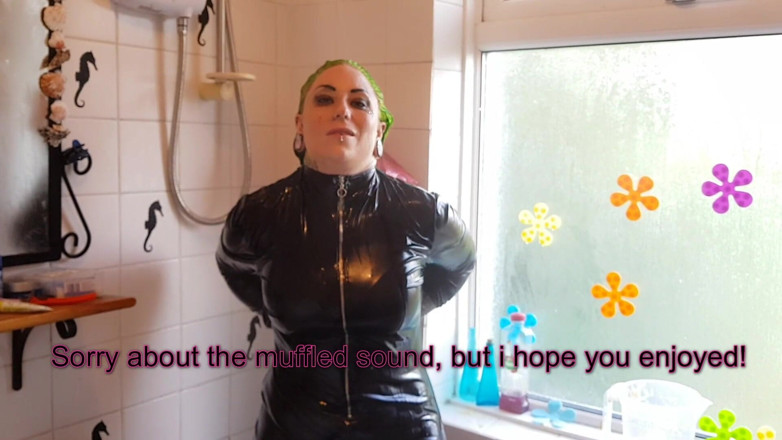 Tattooed Milfy Mama: 젖고 지저분한 커스터드 Catsuit