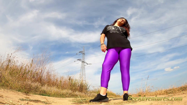 Pee Adventures: Pissing Trough Her Leggings in a Hot Day