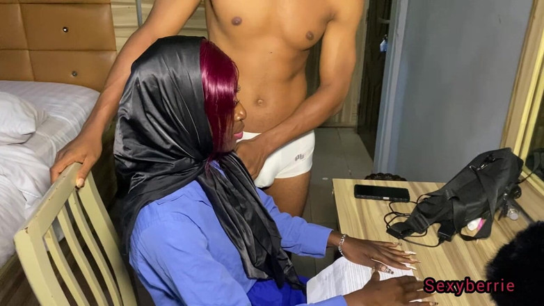 Sexy Berrie: Student und Dozent ficken hart
