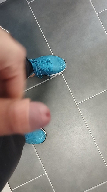 Bayer911: Spor salonunun soyunma odasında.