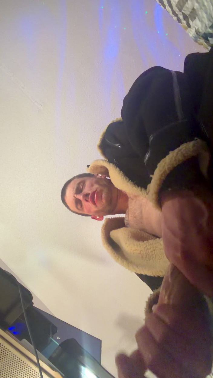 Savage confidence: Máy ảnh đang nhìn lên tôi khi tôi giật ngực