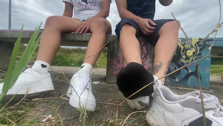 Mr Feet Colombia: Rakan-rakan Di Colombia Keluar Merokok Sambil Menanggalkan Kasut Mereka Supaya...