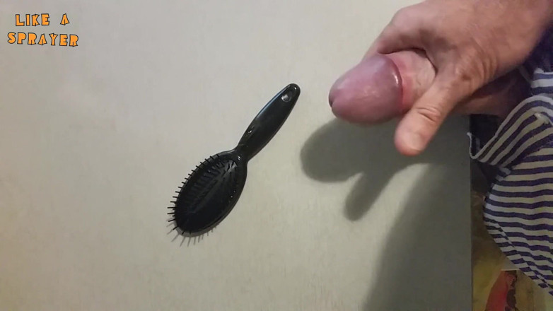 Like a sprayer: Handjob and cumshot on a haribrush