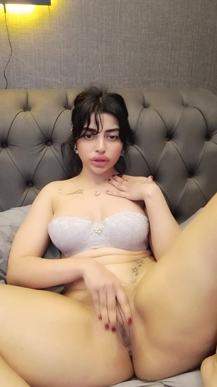 Esmer Tarcin: Pertunjukan Dildo Anal