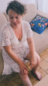 Elle a Pas De Culotte. Et Oui J'aime Me Balader Sans Culotte Le Vent Frais Qui Rafraichit Ma Chatte Humide