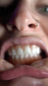 Una sexy gotica gioca con le loro dentiera