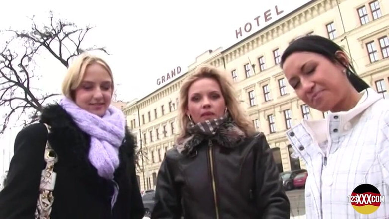 123XXX - 100% Amateurs: Aksi hot lesbian jerman yang lagi asik seks threesome!