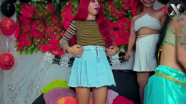 Lesbian Friends: Duas raposinhas compartilhando suco!