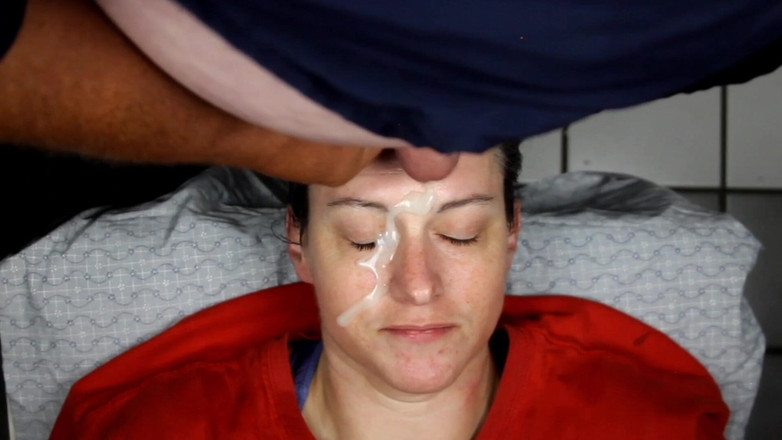 Dirty Dees: Une à sperme amateur maison prend des éjacs sur son joli visage