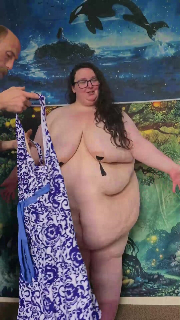 SSBBWLadyBrads: Ssbbw krijgt hulp bij het passen in strakke zwemkostuum