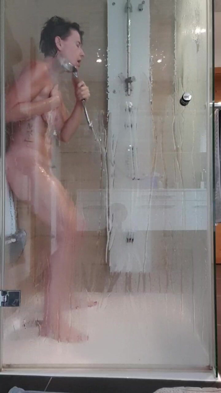 JulieEroticDress: 熟女在洗澡时达到高潮