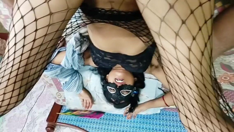 DesiFucker2130: Desi la bhabhi si gode la prima volta del sesso...