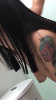 Latina con un culo enorme viene spiata in bagno mentre fa il bagno - porno in spagnolo
