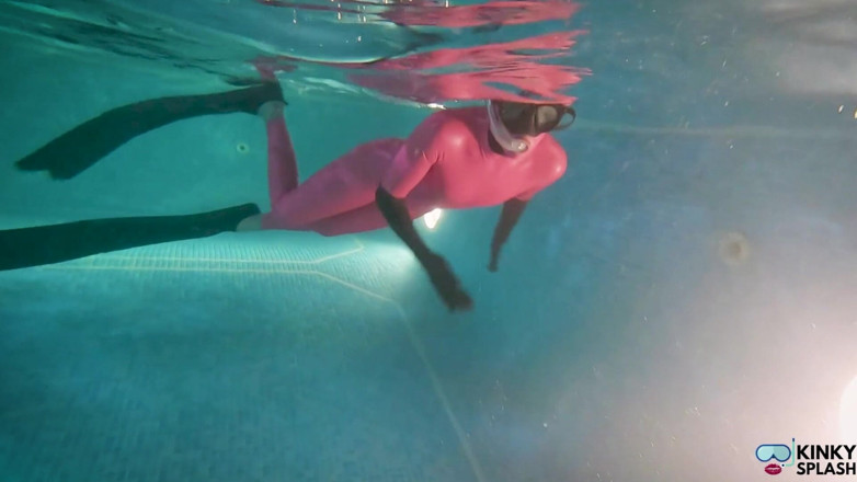 UKCuteGirl Lucy Lauren: Slippery Latex Slut's Deep Pool Diving Tease