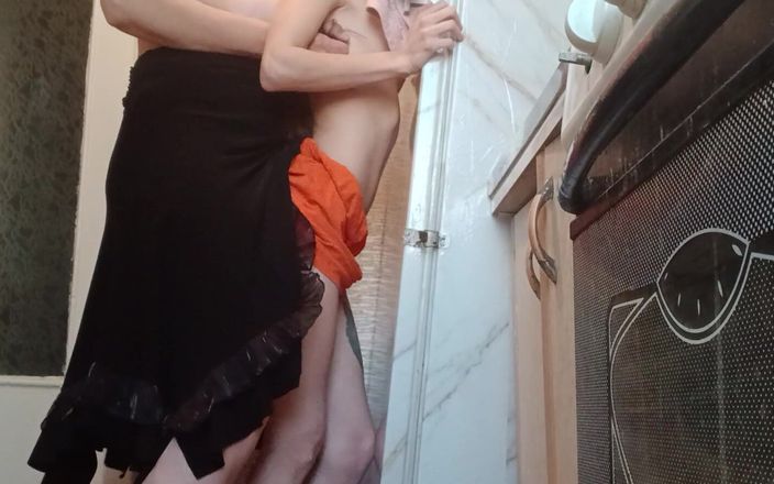 Lesbian-candys: Moje nevlastní matka mě tvrdě šuká v kuchyni