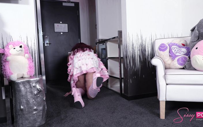 Pure TS and Becoming Femme: Pembantu rumah banci dipanggil untuk memberikan kepala