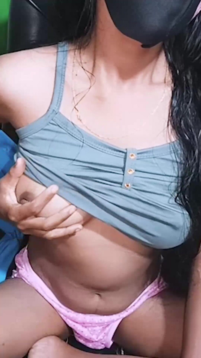 Sumaiya tasnim: Une fille desi se doigte la chatte