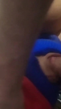 La moglie tettona succhia inconsamente due cazzi e ingoia la sborra di uno sconosciuto