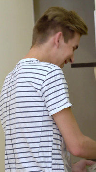Randi Freja hladí jeho tvrdého twink ptáka v kuchyni