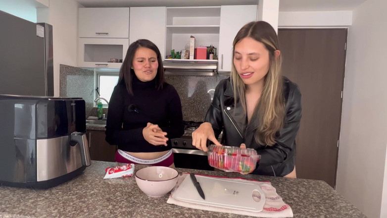 scarlettandc: 我们准备奶油草莓并玩得开心