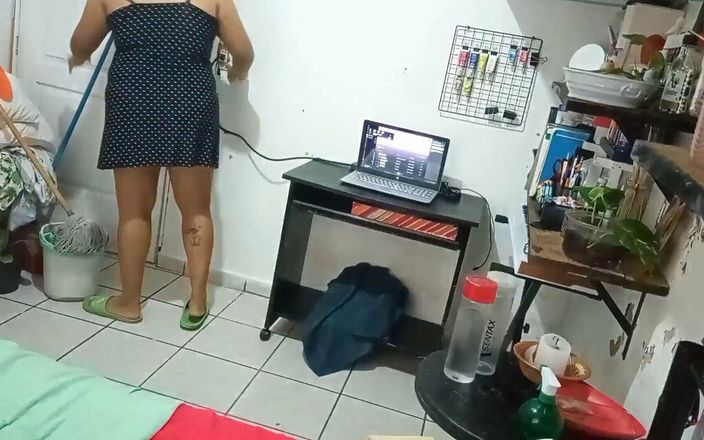 Karmicoxv: Karım elbise ve tangayla odayı temizliyor