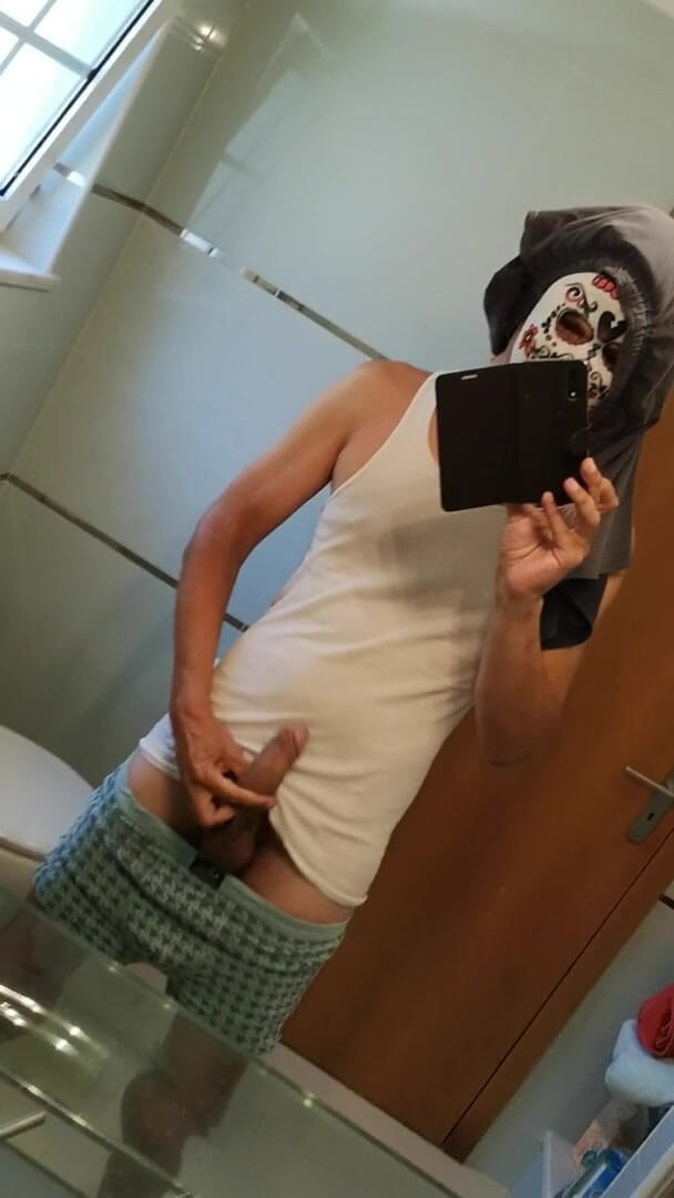 Rafael Torreano: Mascarado jovem cara masturba e atira uma carga