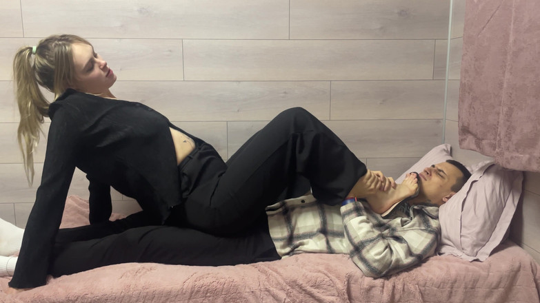 HotPrincessUA: Topuklu sarışın iş kadını tarafından kontroldeki kadın kuru kambur