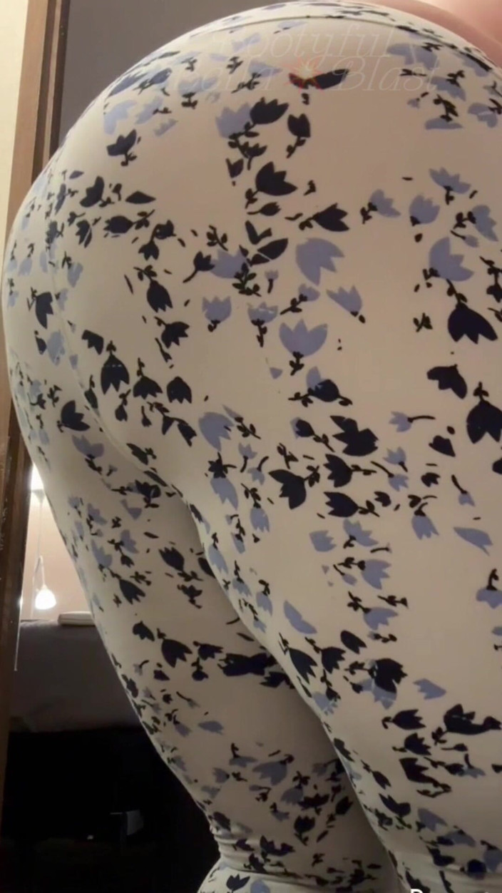 BellaBlast: Kompilasi kentut dengan legging 2: gadis super semok dengan celana ketat...
