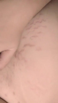 Geil fühlend, fingere ich meine enge Muschi