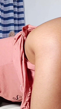Primeira vez que um enorme consolo realista entrou na minha bunda .. Esguicho algumas vezes.