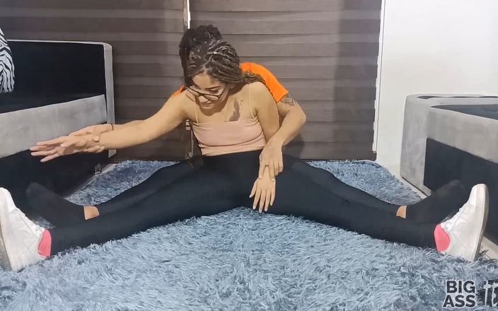 Abella Riley: Une belle-mère mignonne faisant du yoga se fait aider par...