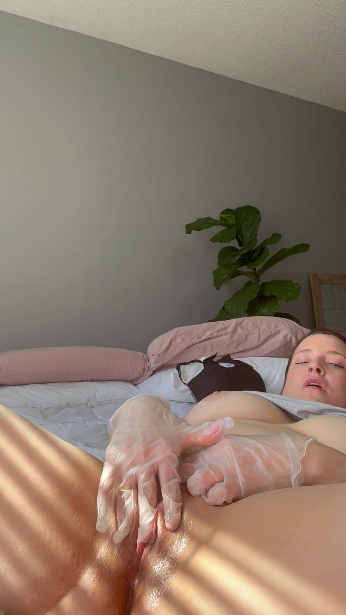 Avril Showers: Milf demos - orgasmo clítoris con guante de látex