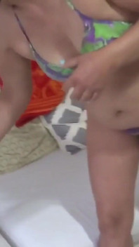 Ich komme sehr aufgeregt vom strand zurück und genieße meine zwei riesigen dildos, stiefsohn nimmt mich auf