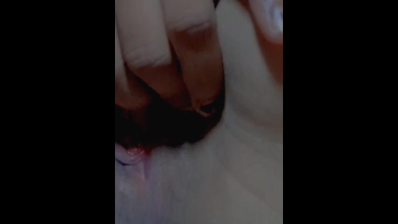 TricolorMusic3: Appena ho iniziato a masturbarmi nuda, ero molto eccitata, qualcuno...