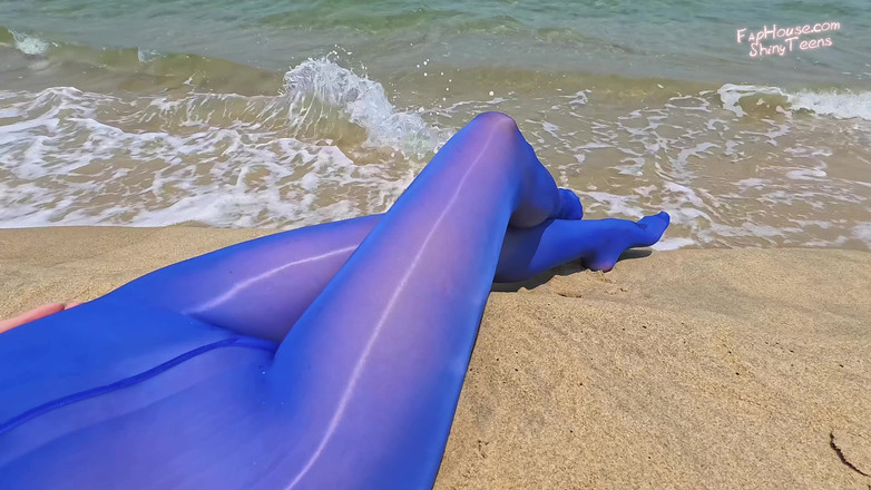 Shiny teens: 873 Glänzende blaue strumpfhosen am strand