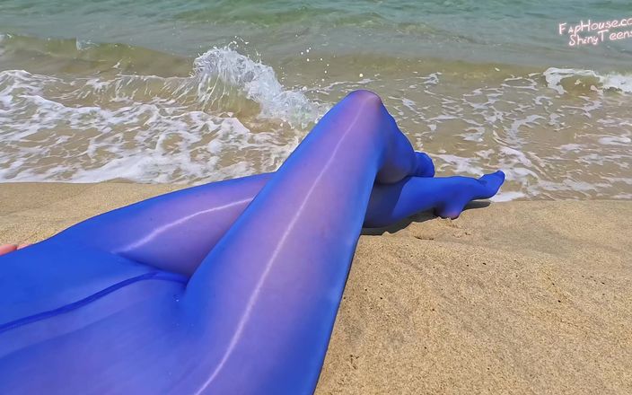 Shiny teens: 873 Collant blu lucido sulla spiaggia